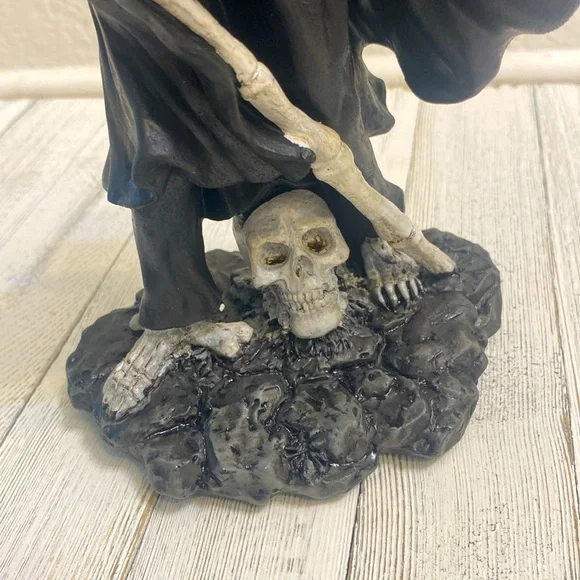 Skeleton Holding Hat in Wind - Picture 3 of 8